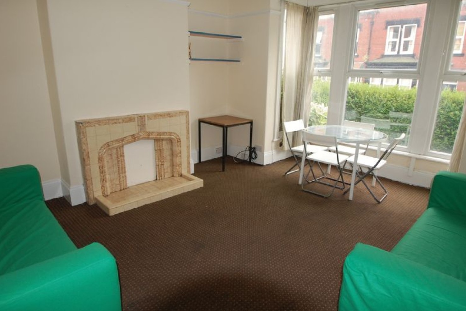 6 bedroom 3 bathrooms