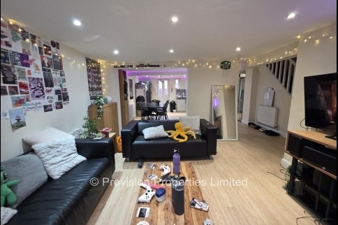 8 Bedroom Brudenell Avenue Hyde Park