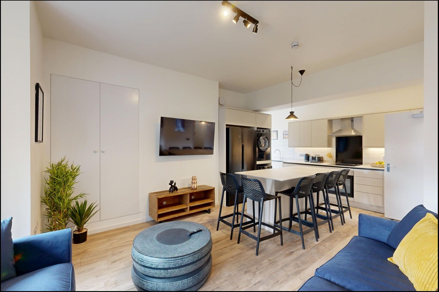 6 Bedroom 3 Bathrooms