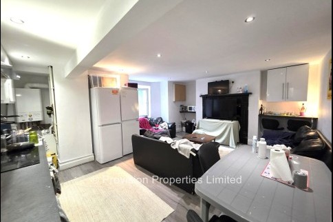 Kensington+Terrace%2C+Hyde+Park%2C+LS6