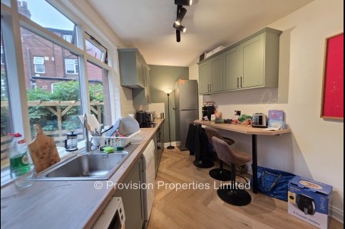 Manor+Drive%2C+Hyde+Park%2C+LS6